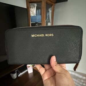 Michael Kors Zip around Wallet